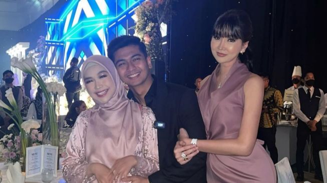 The Real Orang Ketiga! Ini Potret Lucinta Luna Foto Bareng Pasangan Artis, Warganet: Hinggap Di Mana-Mana