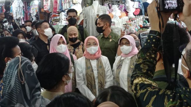 Belanja ke Pasar Beringharjo, Iriana Jokowi Borong Daster Batik