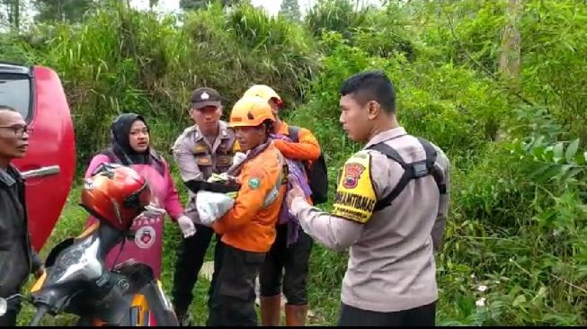 Tanpa Bantuan Medis, Seorang Perempuan Melahirkan di Pos 3 Pendakian Gunung Slamet