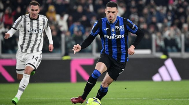 Atalanta player from Turkey, Merih Demiral (right) is reportedly close to Inter Milan. [Isabella BONOTTO / AFP]