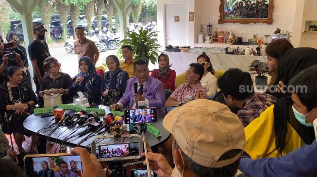 Venna Melinda kembali menangis menceritakan kasus KDRT yang ia alami dari Ferry Irawan. Venna menggelar jumpa pers bersama Hotman Paris di kawasan Pondok Pinang, Jakarta, Rabu (1/2/2023) [Suara.com/Adiyoga Priyambodo]