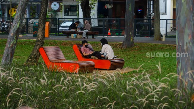 Aktivitas warga saat berkunjung ke Taman Tebet Eco Park, Jakarta Selatan, Rabu (1/2/2023). [Suara.com/Alfian Winanto]