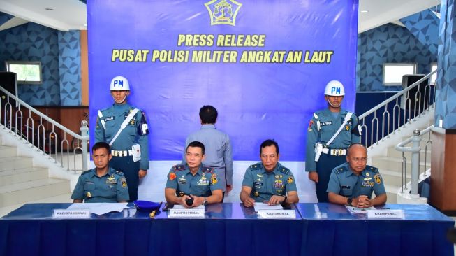 Ngakunya Laksma TNI AL, Pria Tua Ini Berhasil Tiduri Tiga Wanita Berbeda!