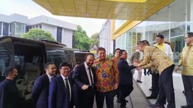 Di Tengah Isu Reshuffle Rabu Pon, Surya Paloh Temui Airlangga di Kantor Golkar, Ada Apa?