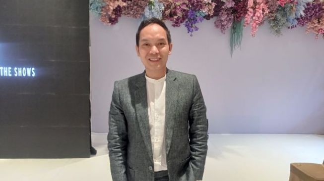Tampil Berbeda! Perancang Busana Hengki Kawilarang Bawa Kerajaan Sriwijaya ke Ajang New York Fashion Week 2023