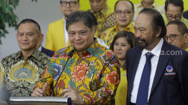 Ketua Umum Partai Golkar Airlangga Hartarto (tengah) dan Ketua Umum Partai NasDem Surya Paloh (kanan) memberi pernyataan pers usai menggelar pertemuan di kantor DPP Partai Golkar, Jakarta Barat, Rabu (1/2/2023). [Suara.com/Alfian Winanto]