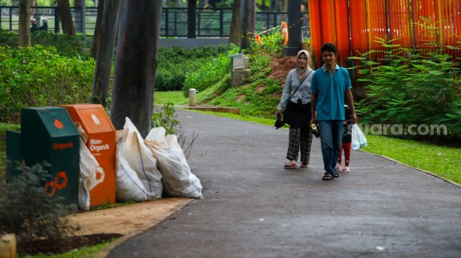 Aktivitas warga saat berkunjung ke Taman Tebet Eco Park, Jakarta Selatan, Rabu (1/2/2023). [Suara.com/Alfian Winanto]