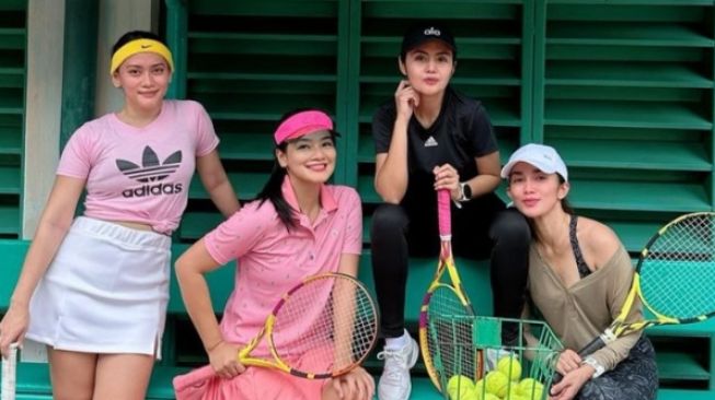 Titi Kamal Unggah Foto Sehabis Main Tenis, Netizen Salfok ke Outfit Ussy