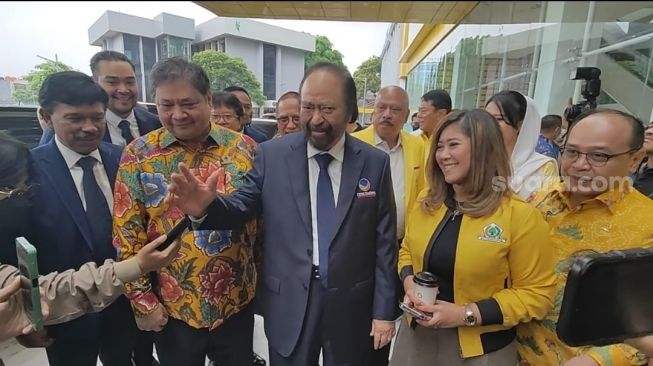 Ketua Umum DPP Partai NasDem Surya Paloh menemui Ketua Umum DPP Partai Golkar Airlangga Hartarto di Kantor DPP Partai Golkar, Jakarta Barat, Rabu (1/2/2023). (Suara.com/Bagaskara)