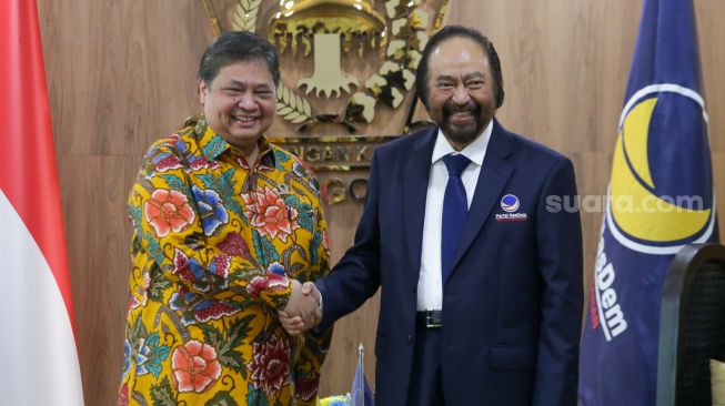 Ketua Umum Partai NasDem Surya Paloh (kanan) berjabat tangan dengan Ketua Umum Partai Golkar Airlangga Hartarto (kiri) saat bertemu di kantor DPP Partai Golkar, Jakarta Barat, Rabu (1/2/2023). [Suara.com/Alfian Winanto]