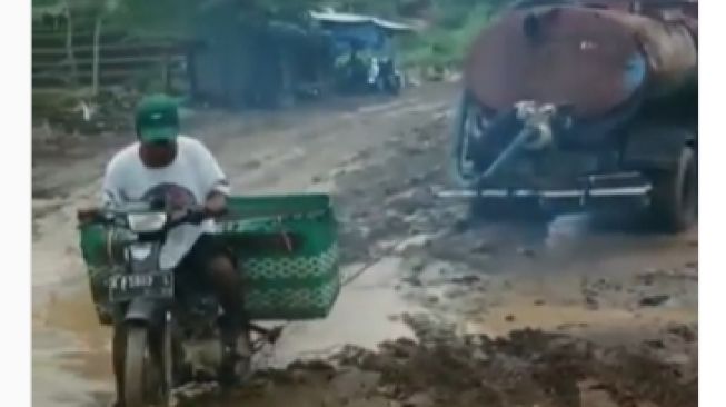 Viral Video Bapak-bapak Naik Motor Butut Tarik Truk Tangki Mogok, Warganet: Di Luar Nalar