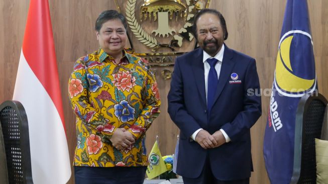 Ketua Umum Partai NasDem Surya Paloh (kanan) dengan Ketua Umum Partai Golkar Airlangga Hartarto (kiri) foto bersama saat bertemu di kantor DPP Partai Golkar, Jakarta Barat, Rabu (1/2/2023). [Suara.com/Alfian Winanto]