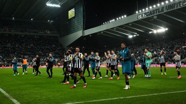 Para pemain Newcastle United melakukan selebrasi usai lolos ke final Piala Liga Inggris 2022-2023 setelah mengalahkan Southampton 2-1 dalam pertandingan leg kedua semifinal di stadion St James's Park, Newcastle pada Rabu (1/2/2023) dini hari WIB. Paul ELLIS / AFP