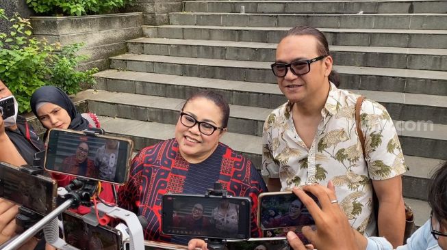 Nunung Srimulat bersama suami, Iyan Sambiran bicara tentang penyakit kanker payudaranya di kawasan Tendean, Jakarta Selatan, Kamis (2/2/2023) [Suara.com/Adiyoga Priyambodo]