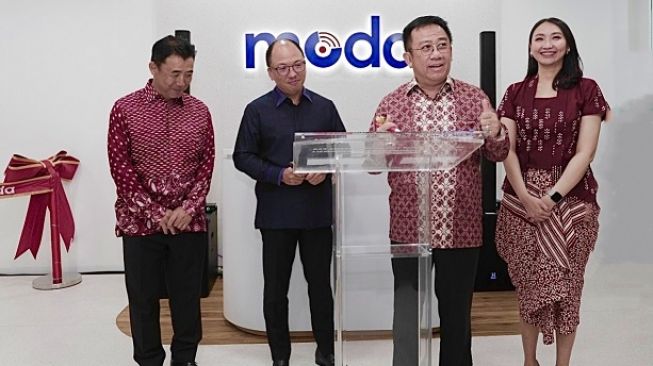 Presiden Direktur PT Astra International Tbk Djony Bunarto Tjondro (kedua kanan), didampingi oleh Presiden Direktur PT Mobilitas Digital Indonesia Vilihati Surya (kanan), beserta Chief Executive Officer of Asia Region Toyota Motor Corporation Hao Quoc Tien (kedua kiri), didampingi oleh Wakil Presiden Direktur PT Mobilitas Digital Indonesia Yutaka Okayama (kiri), melakukan penandatanganan prasasti peresmian kantor PT Mobilitas Digital Indonesia yang merupakan perusahaan patungan (Joint Venture/JV) antara Astra bersama Toyota pada hari ini (2/2/2023) [MID].