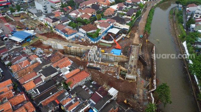 Foto udara suasana proyek inlet sodetan Kali Ciliwung-Kanal Banjir Timur di Kawasan Bidara Cina, Jakarta Timur, Kamis (2/2/2023). [Suara.com/Alfian Winanto]