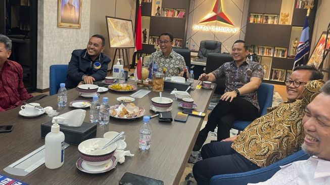 Suasana pertemuan Anies Baswedan dan Ketua Umum Partai Demokrat Agus Harimurti Yudhoyono (AHY) bersama tim kecil Koalisi Perubahan di markas DPP Partai Demokrat, Jakarta Pusat, Kamis (2/2/2023). (Ist)