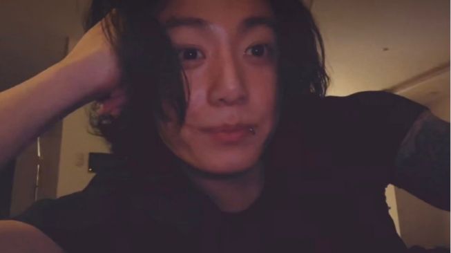 Rindu dengan Para Fans, Jungkook BTS Siaran Weverse Selama 4 Jam