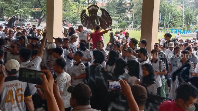 Buntut Dekan Disomasi, Ratusan Masa dari FKOR UNS Gelar Aksi di Depan Rektorat