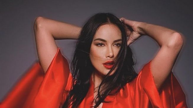 Pakai Kimono Berbelahan Dada Rendah, Sophia Latjuba Tampil Eksotis Hingga Dibilang Mirip Madonna