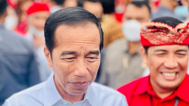 Presiden Jokowi menemui awak media di Pasar Baturiti, Tabanan, Bali, Kamis (2/2/2023). (Laily Rachev - Biro Pers Sekretariat Presiden)