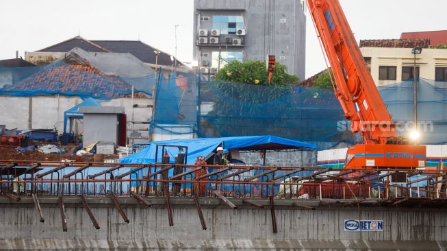 Suasana proyek inlet sodetan Kali Ciliwung-Kanal Banjir Timur di Kawasan Bidara Cina, Jakarta Timur, Kamis (2/2/2023). [Suara.com/Alfian Winanto]