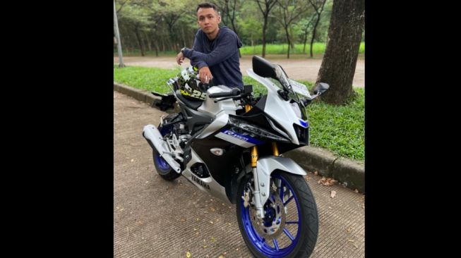 Putra Setya Wirajaya bersama incaran dream bike yang berhasil dipinangnya, Yamaha All-New R15M Connected-ABS [PT YIMM].