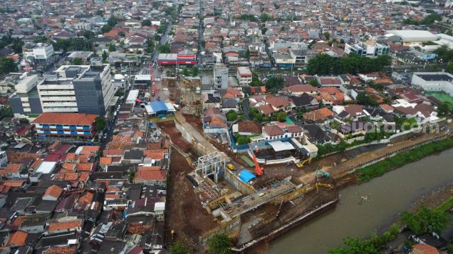 Foto udara suasana proyek inlet sodetan Kali Ciliwung-Kanal Banjir Timur di Kawasan Bidara Cina, Jakarta Timur, Kamis (2/2/2023). [Suara.com/Alfian Winanto]