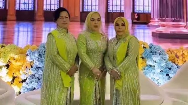 Potret sunatan keponakan Syahrini (Instagram/@syh55)