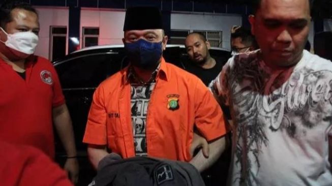 Terdakwa kasus peredaran narkoba Irjen Teddy Minahasa (tengah). [ANTARA FOTO/Reno Esnir]