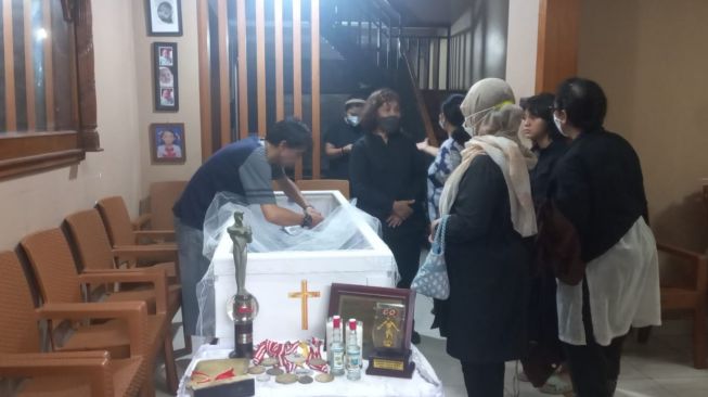 Benny Dollo Meninggal Dunia, Pelayat Berdatangan ke Rumah Duka