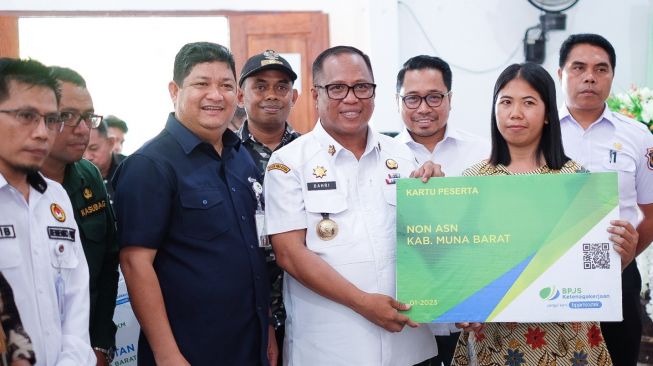 BPJamsostek Berikan Penghargaan kepada Pemkab Muna Barat