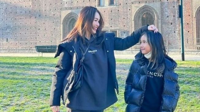 Potret Ayu Ting Ting liburan ke Italia (Instagram/@ayutingting92)