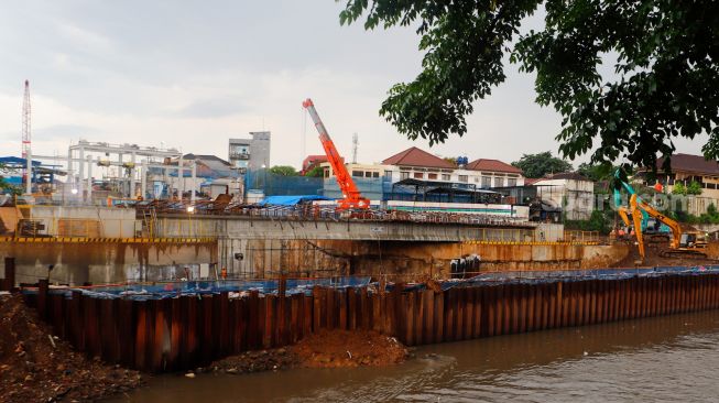 Suasana proyek inlet sodetan Kali Ciliwung-Kanal Banjir Timur di Kawasan Bidara Cina, Jakarta Timur, Kamis (2/2/2023). [Suara.com/Alfian Winanto]