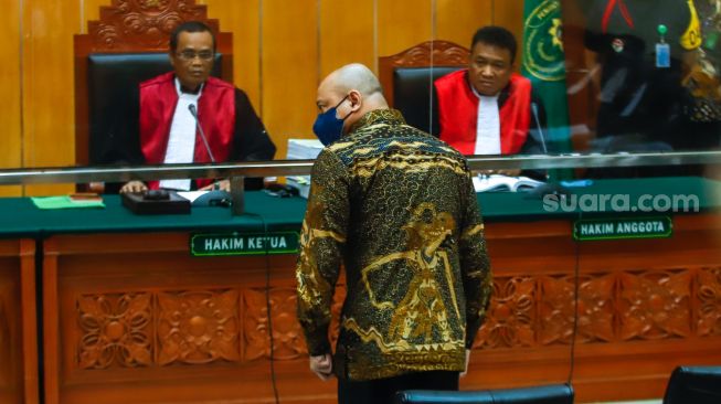 Terdakwa kasus narkoba Teddy Minahasa saat hadir untuk mengikuti sidang di Pengadilan Negeri Jakarta Barat, Kamis (2/2/2023). [Suara.com/Alfian Winanto]