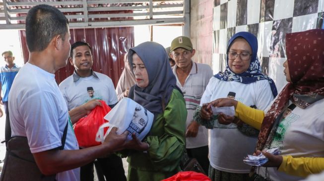 Harga Bahan Pokok Masih Tinggi, Relawan Sandi Uno Berikan Bantuan Sembako Murah Bagi Masyarakat Sumbar