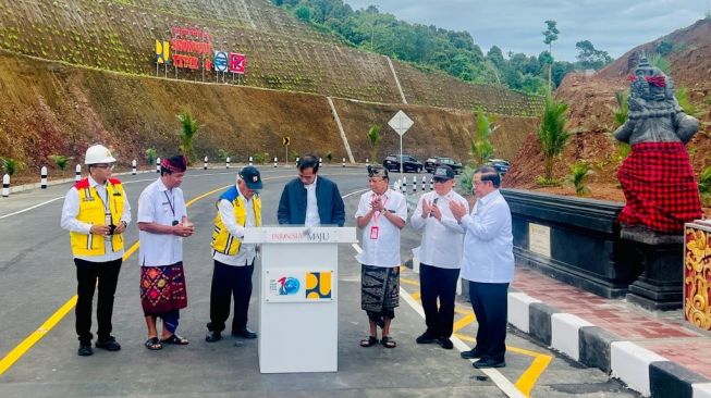 Presiden Joko Widodo atau Jokowi meresmikan Jalan Pintas (shortcut) Batas Kota Singaraja-Mengwitani, Kabupaten Buleleng, Bali, Kamis (2/2/2023).  (Laily Rachev - Biro Pers Sekretariat Presiden)