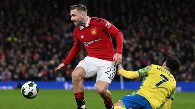 Manchester United player, Luke Shaw (left) appears in the English League Cup semi-final match against Nottingham Forest at Old Trafford, Manchester, Thursday (2/2/2023) early morning WIB.  (PAUL ELLIS / AFP)