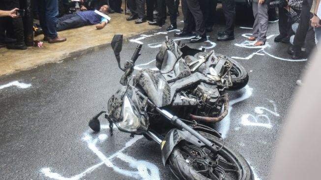 Sejumlah polisi melakukan rekonstruksi ulang kecelakaan yang menewaskan mahasiswa UI Mohammad Hasya di Jalan Srengseng Sawah, Jagakarsa, Jakarta Selatan, Kamis (2/2/2023). [ANTARA FOTO/Asprilla Dwi Adha].