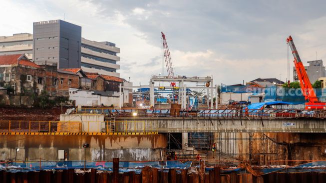 Suasana proyek inlet sodetan Kali Ciliwung-Kanal Banjir Timur di Kawasan Bidara Cina, Jakarta Timur, Kamis (2/2/2023). [Suara.com/Alfian Winanto]