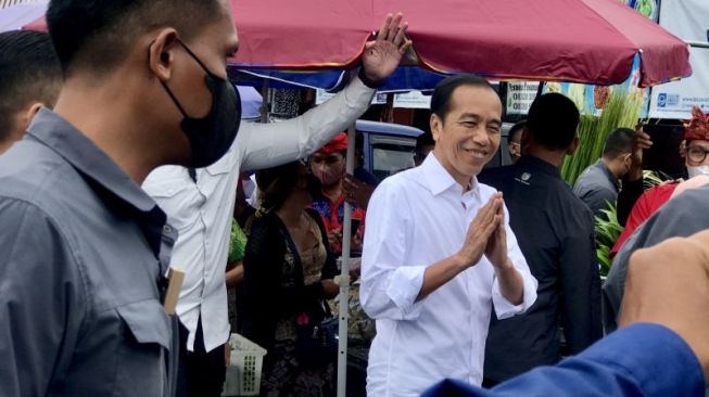 Reaksi Jokowi Saat Lihat Minyak Goreng Rp 15 Ribu di Pasar Baturiti