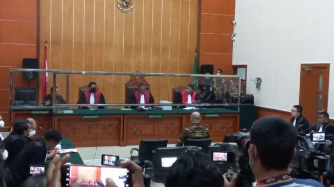 Sidang Perdana Kasus Tilap Barbuk Sabu Dimulai, Irjen Teddy Minahasa Hadir Pakai Batik dan Ngaku Sehat
