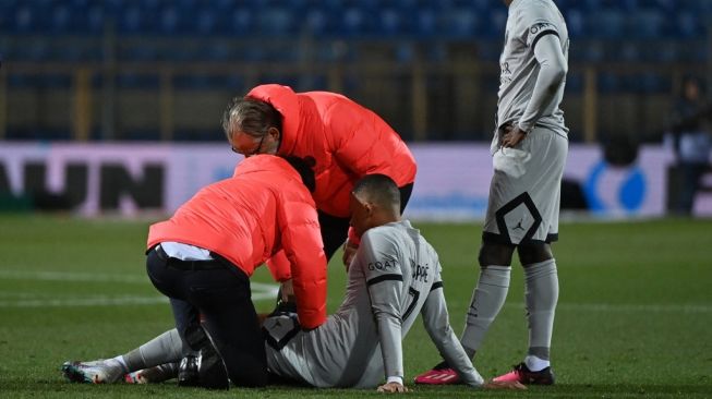 Pemain PSG Kylian Mbappe mengalami cedera saat menghadapi Montpellier dalam lanjutan Ligue 1 yang digelar di Stadion Mosson pada Kamis, 2 Februari 2023. [AFP]