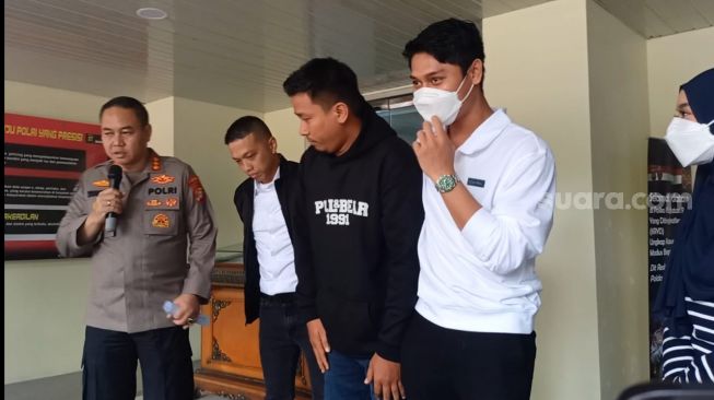 Rizky Billar dan tersangka pengancaman berinisial A (Hoodie hitam) di Polda Metro Jaya pada Jumat (3/2/2023). [Suara.com/Rena Pangesti]