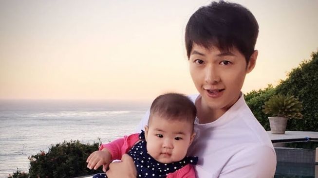 Potret Song Joong Ki Momong Anak Kecil (YouTube Maichard)