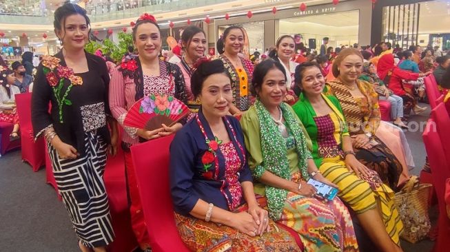 Komunitas Perempuan Berkebaya Indonesia Yogyakarta turut serta memeriahkan Funky Kebaya Parade dalam rangka Lauching Pakuwon Mall Jogja, Jumat (3/2/2023). (Suara.com/Rima Sekarani)