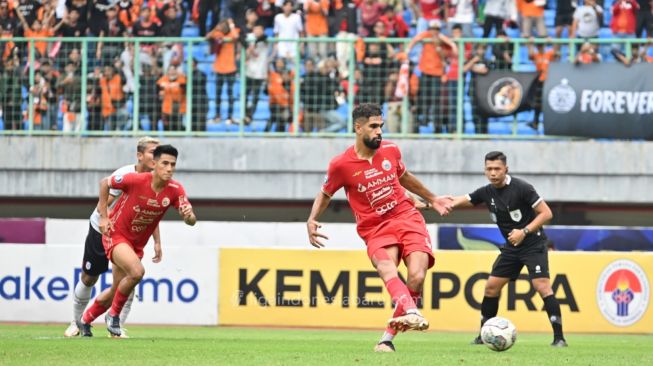 Pemain Persija Abdulla Yusuf Helal melakukan passing saat menghadapi RANS Nusantara FC di pekan ke-22 BRI Liga 1 yang digelar di Stadion Patriot Candrabhaga, Jumat (3/2/2023). [Foto: Liga Indonesia Baru]
