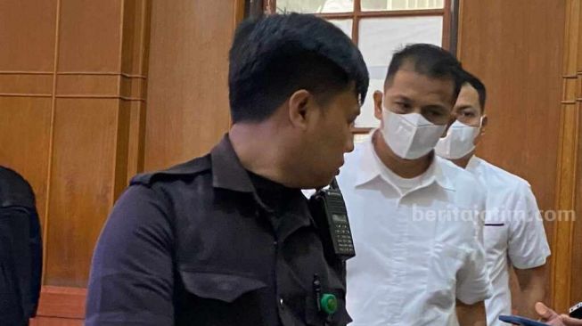 Saksi (baju putih) saat datang dan memberikan keterangan dalam sidang tragedi Kanjuruhan [Foto: Beritajatim]