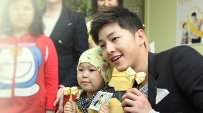 Potret Song Joong Ki Momong Anak Kecil (YouTube Maichard)