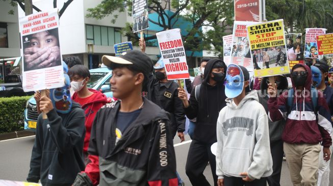 Sejumlah massa yang tergabung dalam Aliansi Mahasiswa Islam (AMI) melakukan aksi unjuk rasa di depan Kedutaan Besar China, Jakarta Selatan, Jumat (3/2/2023). [Suara.com/Alfian Winanto]